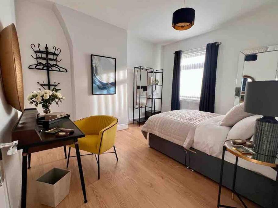 Anfield Home Sleeps 5 Close To Lfc Free Parking Liverpool Exterior photo