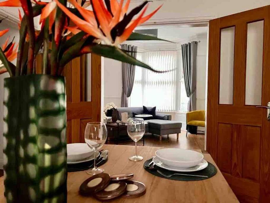 Anfield Home Sleeps 5 Close To Lfc Free Parking Liverpool Exterior photo