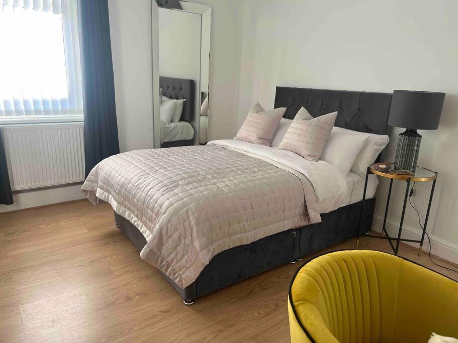 Anfield Home Sleeps 5 Close To Lfc Free Parking Liverpool Exterior photo